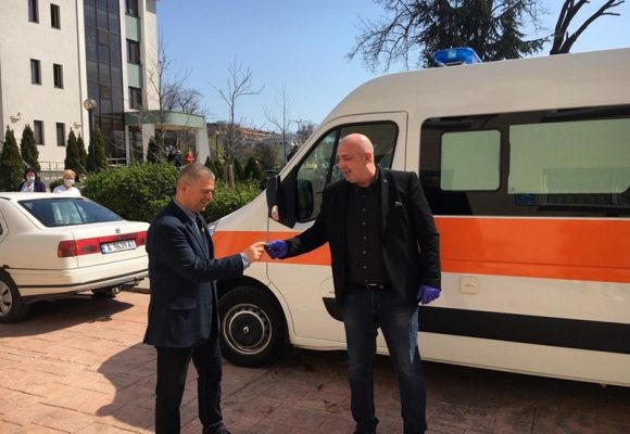 Кметът на Малко Търново Илиян Янчев лично докара новата линейка в двора на КОЦ-Бургас