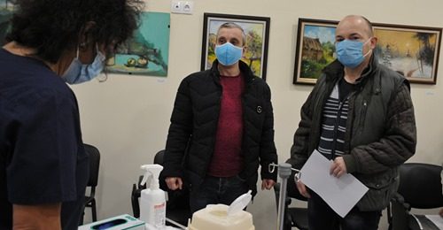 Д-р Попов – първият имунизиран в КОЦ- Бургас: Това е шанс за нас, здравеопазване без лекари не може  burgasinfo.com