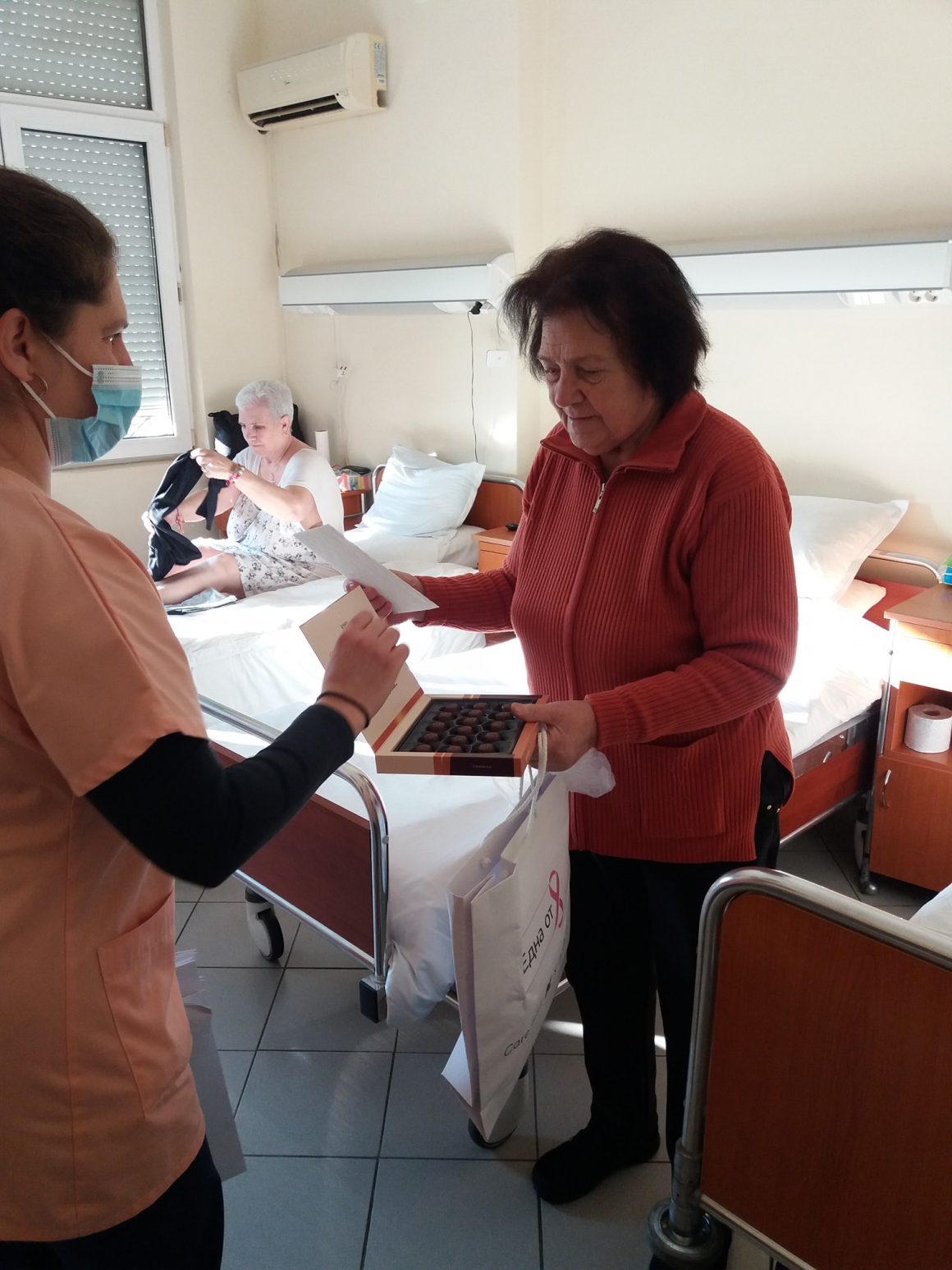Пациентки на Кмплексен Онкологичен Център- Бургас бяха зарадвани с подаръци за осми март
