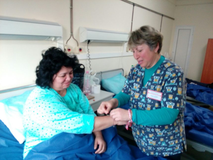 Комплексен Онкологичен Център –Бургас посреща Баба Марта с изненада -мартеница за всеки свои пациент.